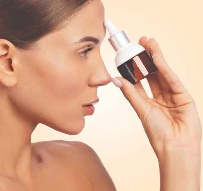 Vitamin C serum for hyperpigmentation in hand